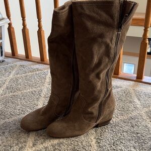 Elegant Tan Suede Heeled Boots
